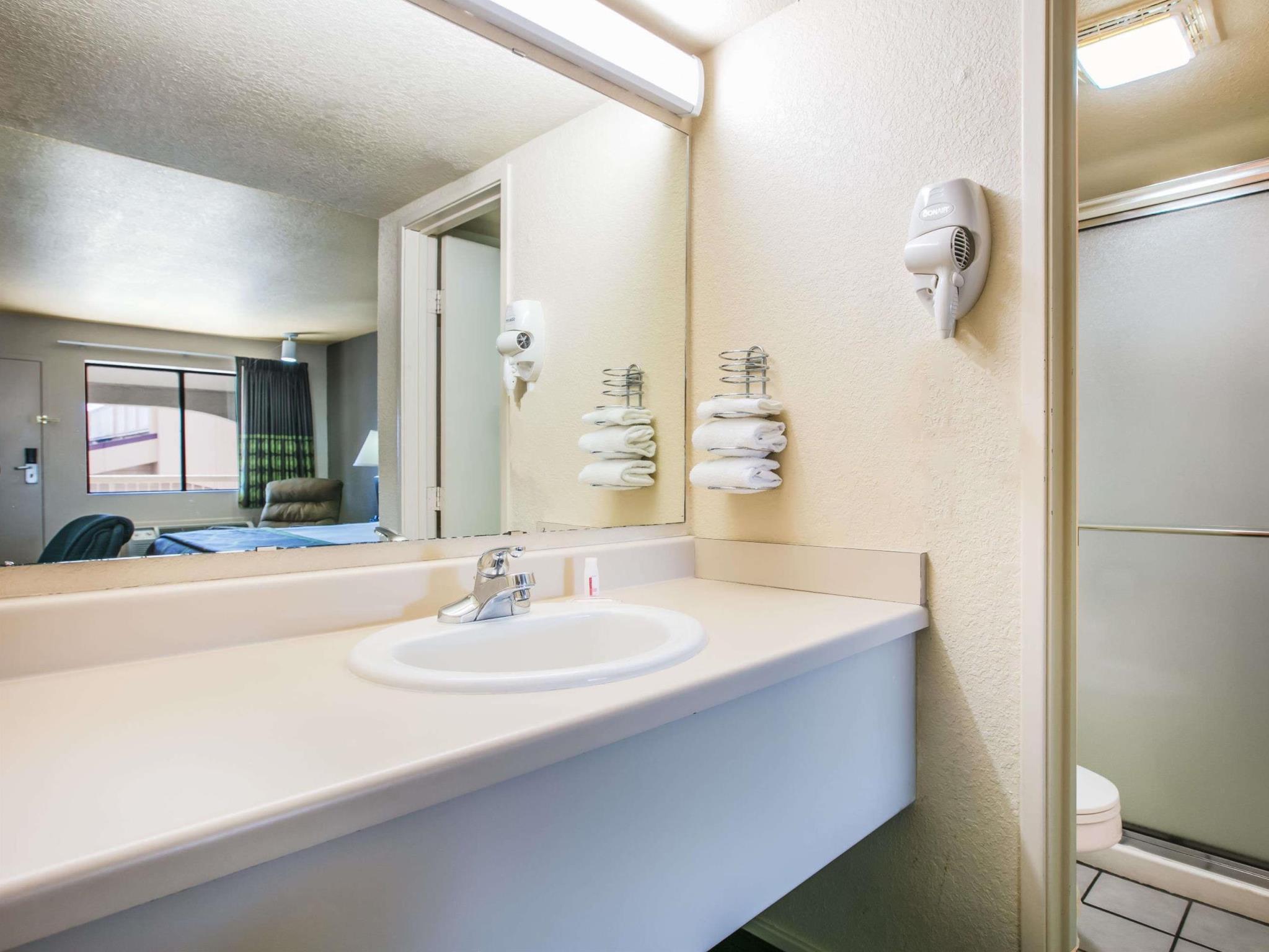 Super 8 By Wyndham Oklahoma Airport Fairgrounds West Motel Eksteriør bilde
