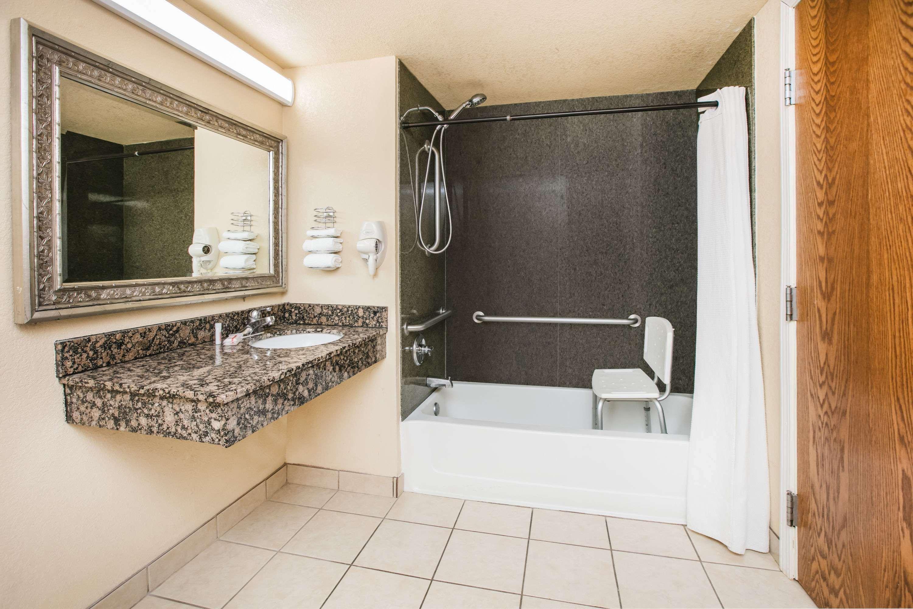 Super 8 By Wyndham Oklahoma Airport Fairgrounds West Motel Eksteriør bilde