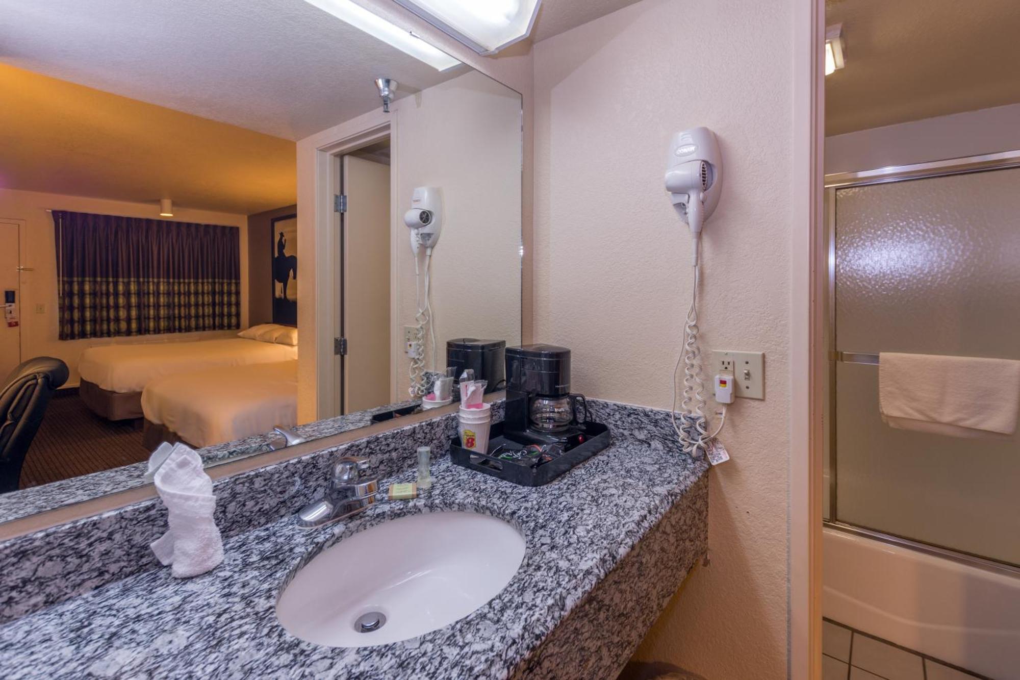 Super 8 By Wyndham Oklahoma Airport Fairgrounds West Motel Rom bilde